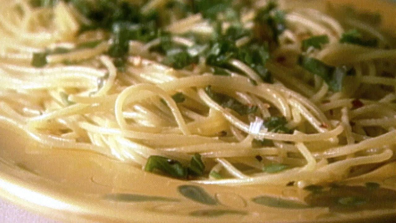 https://www.foodnetwork.com/recipes/giada-de-laurentiis/spaghetti-with-garlic-olive-oil-and-red-pepper-flakes-recipe-1914199